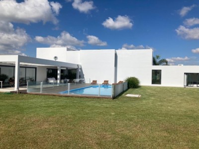 Propiedad Premium: HERMOSA CASA DE CATEGORIA BARRIO PRIVADO CAUSANA 