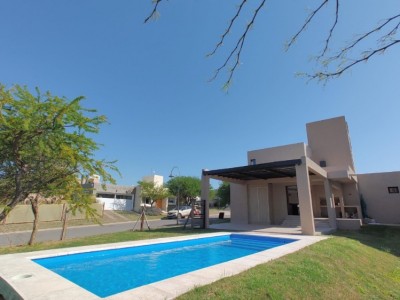 BARRIO CAÑITAS , HERMOSA CASA A ESTRENAR