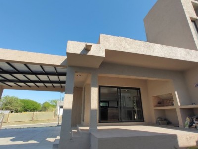 BARRIO CAÑITAS , HERMOSA CASA A ESTRENAR