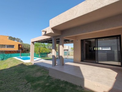 BARRIO CAÑITAS , HERMOSA CASA A ESTRENAR