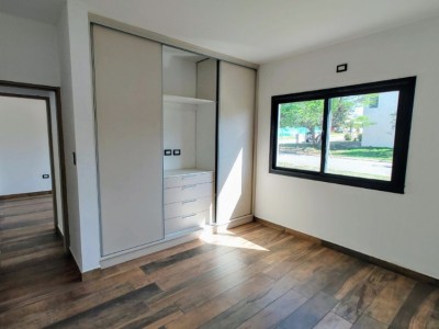 BARRIO CAÑITAS , HERMOSA CASA A ESTRENAR