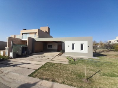 HERMOSA CASA , BARRIO PRIVADO LAS CAÑITAS