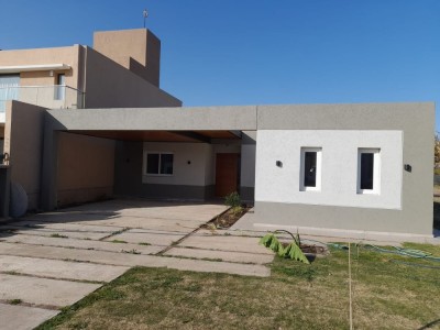 HERMOSA CASA , BARRIO PRIVADO LAS CAÑITAS