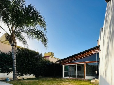 HERMOSA CASA CHALET A LA VENTA , 300 METROS COSTANERA